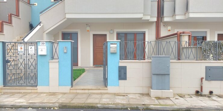 VENDUTO Rif. 120 Appartamento indipendente in Villa bifamiliare con giardino e posti auto privati – Via Manzoni, Pulsano (TA)