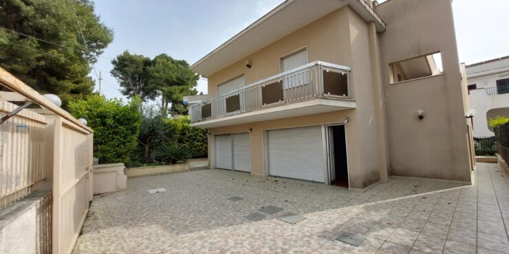 Rif. 124 Ampia Villa con tre Appartamenti, ottima soluzione d’investimento località Pulsano Marina (Ta)